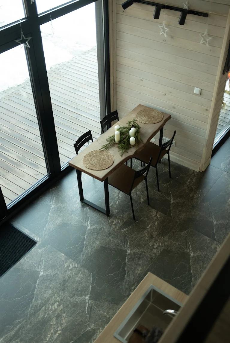 Обеденная зона у панорамного окна